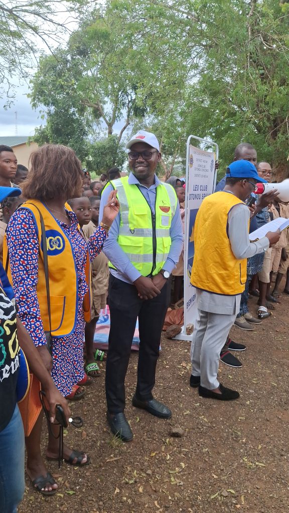 ONG LA VOIX DES BIENFAITEURS
LEO CLUB COTONOU SPHINX
DON DE KIT SCOLAIRE & KIT D'ENTRETIEN AU CEG AGOUAKO