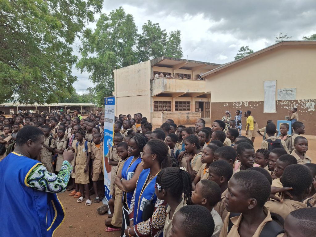 ONG LA VOIX DES BIENFAITEURS
LEO CLUB COTONOU SPHINX
DON DE KIT SCOLAIRE & KIT D'ENTRETIEN AU CEG AGOUAKO