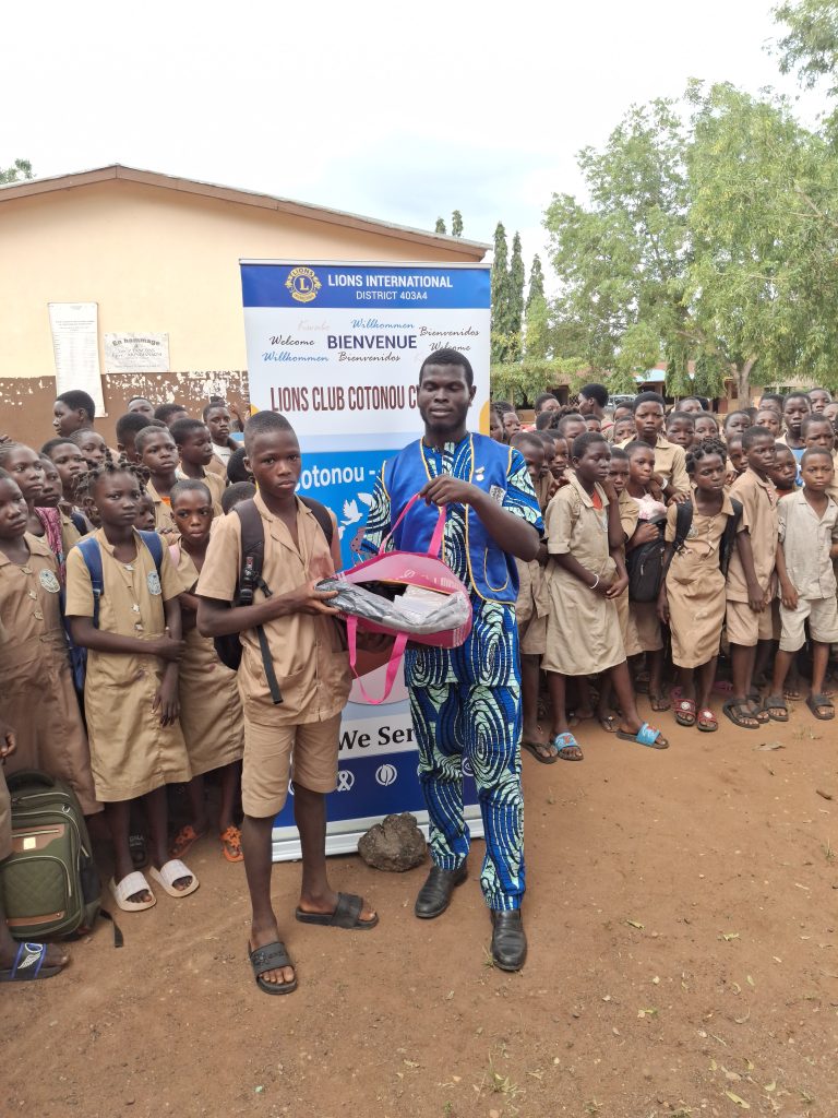 ONG LA VOIX DES BIENFAITEURS
LEO CLUB COTONOU SPHINX
DON DE KIT SCOLAIRE & KIT D'ENTRETIEN AU CEG AGOUAKO