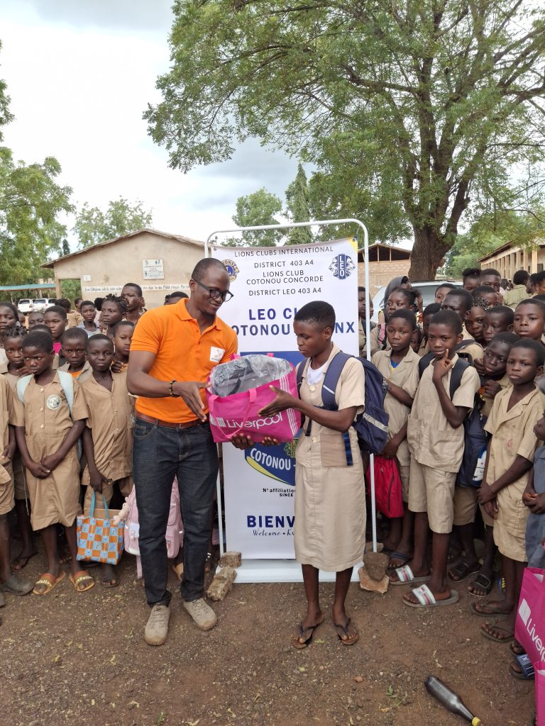 ONG LA VOIX DES BIENFAITEURS
LEO CLUB COTONOU SPHINX
DON DE KIT SCOLAIRE & KIT D'ENTRETIEN AU CEG AGOUAKO