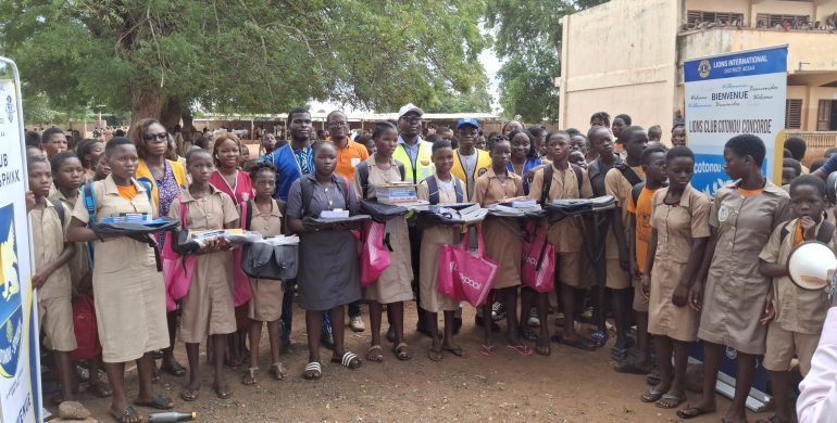DON DE KITS SCOLAIRES ET KITS D’ENTRETIEN AU CEG AGOUAKO DE TORI BOSSITO