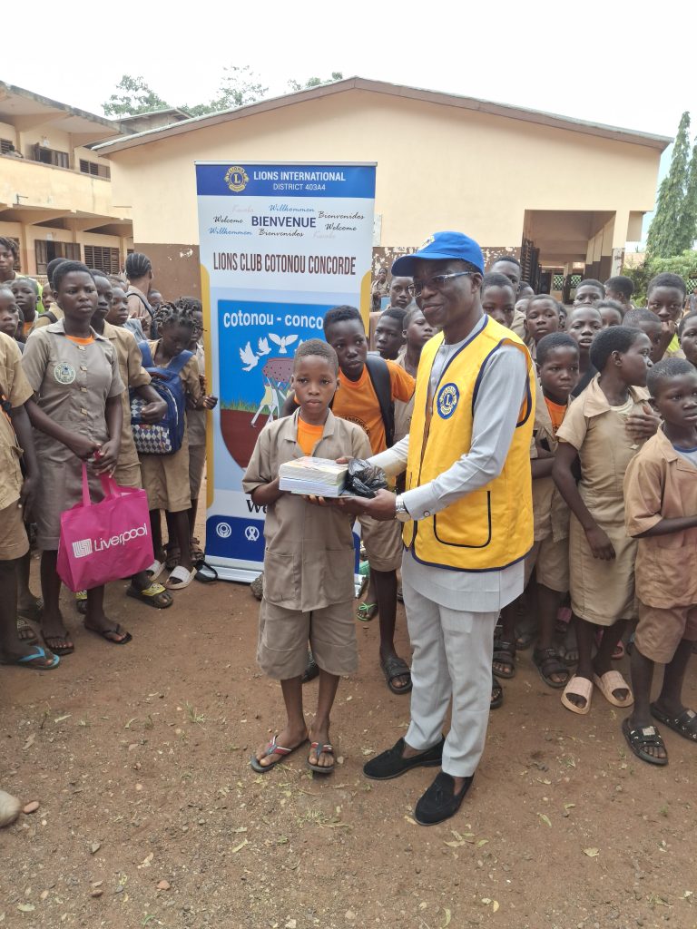 ONG LA VOIX DES BIENFAITEURS
LEO CLUB COTONOU SPHINX
DON DE KIT SCOLAIRE & KIT D'ENTRETIEN AU CEG AGOUAKO