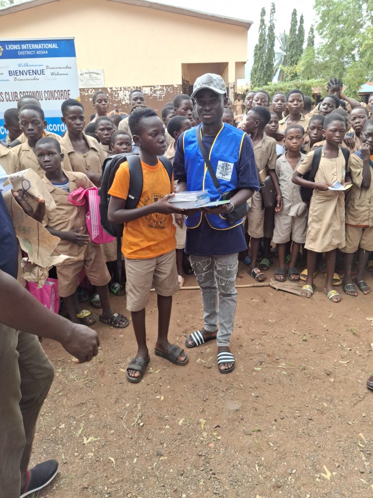 ONG LA VOIX DES BIENFAITEURS
LEO CLUB COTONOU SPHINX
DON DE KIT SCOLAIRE & KIT D'ENTRETIEN AU CEG AGOUAKO