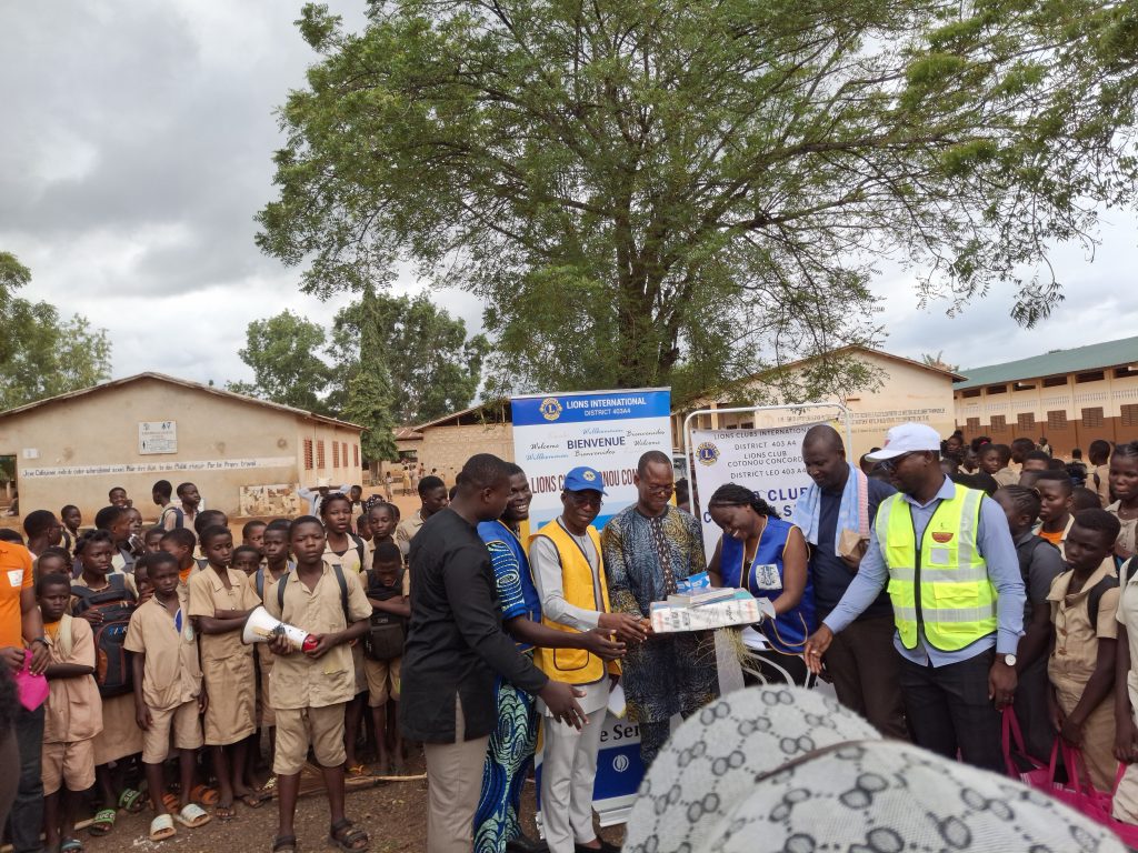 ONG LA VOIX DES BIENFAITEURS
LEO CLUB COTONOU SPHINX
DON DE KIT SCOLAIRE & KIT D'ENTRETIEN AU CEG AGOUAKO