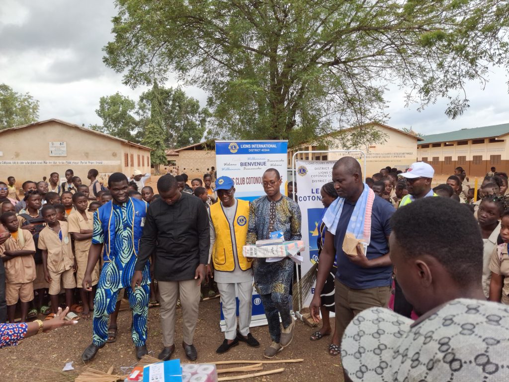 ONG LA VOIX DES BIENFAITEURS
LEO CLUB COTONOU SPHINX
DON DE KIT SCOLAIRE & KIT D'ENTRETIEN AU CEG AGOUAKO