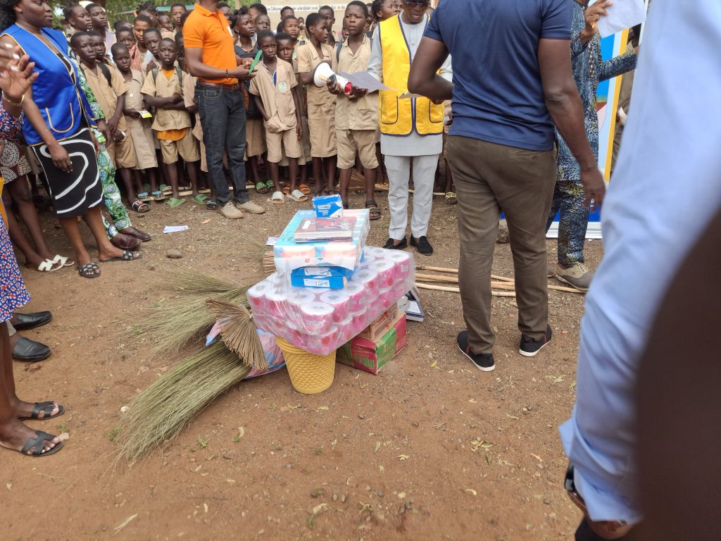 ONG LA VOIX DES BIENFAITEURS
LEO CLUB COTONOU SPHINX
DON DE KIT SCOLAIRE & KIT D'ENTRETIEN AU CEG AGOUAKO