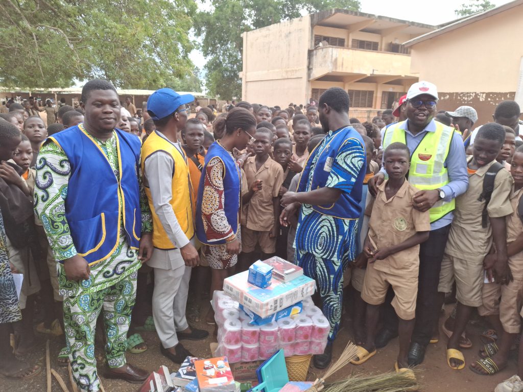 ONG LA VOIX DES BIENFAITEURS
LEO CLUB COTONOU SPHINX
DON DE KIT SCOLAIRE & KIT D'ENTRETIEN AU CEG AGOUAKO